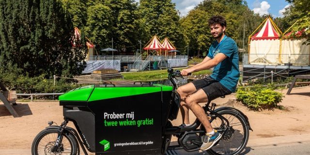 Met een bomvolle cargobike naar de barren van Noorderzon: “snel en handig”
